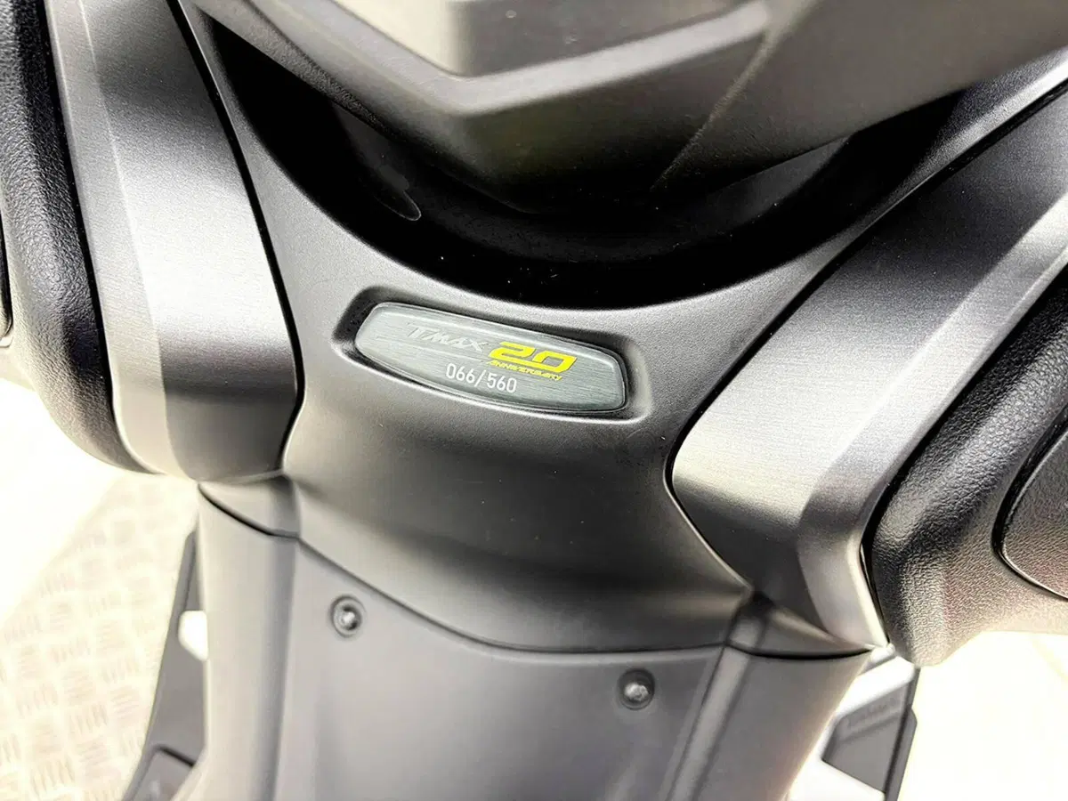 Yamaha T-Max 560 20° anniversario (2021) (13)