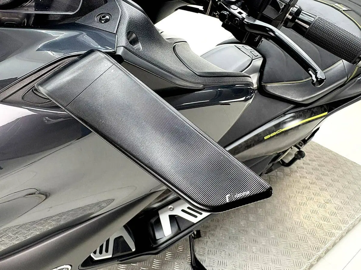 Yamaha T-Max 560 20° anniversario (2021) (14)