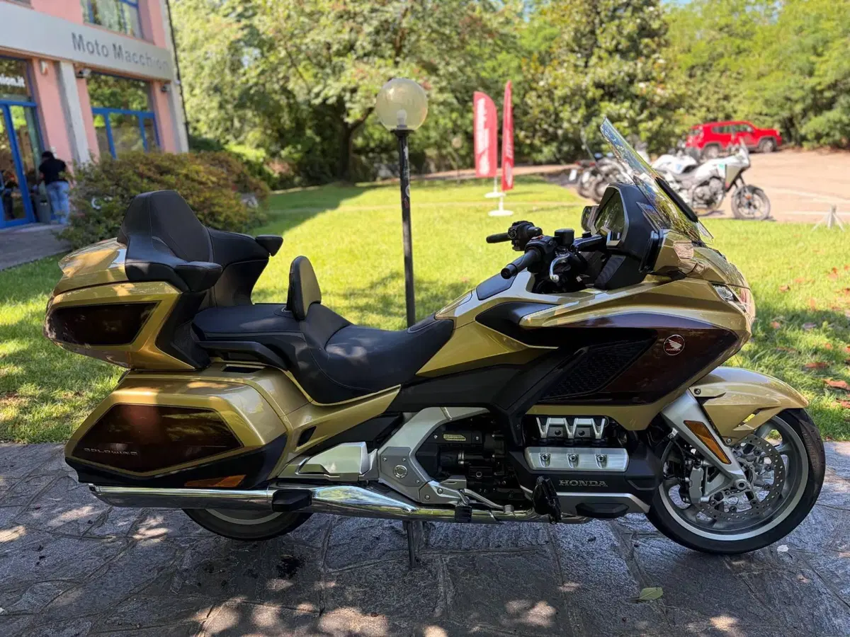 Honda GL 1800 Gold Wing Tour 50° Anniversario (2025 - 26) (5)