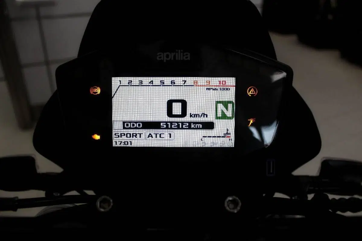 Aprilia Dorsoduro 900 (2017 - 20) (6)