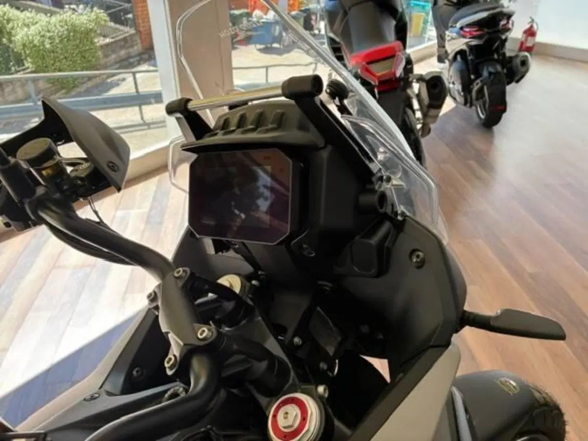 Moto Guzzi Stelvio (2024 - 26) (5)