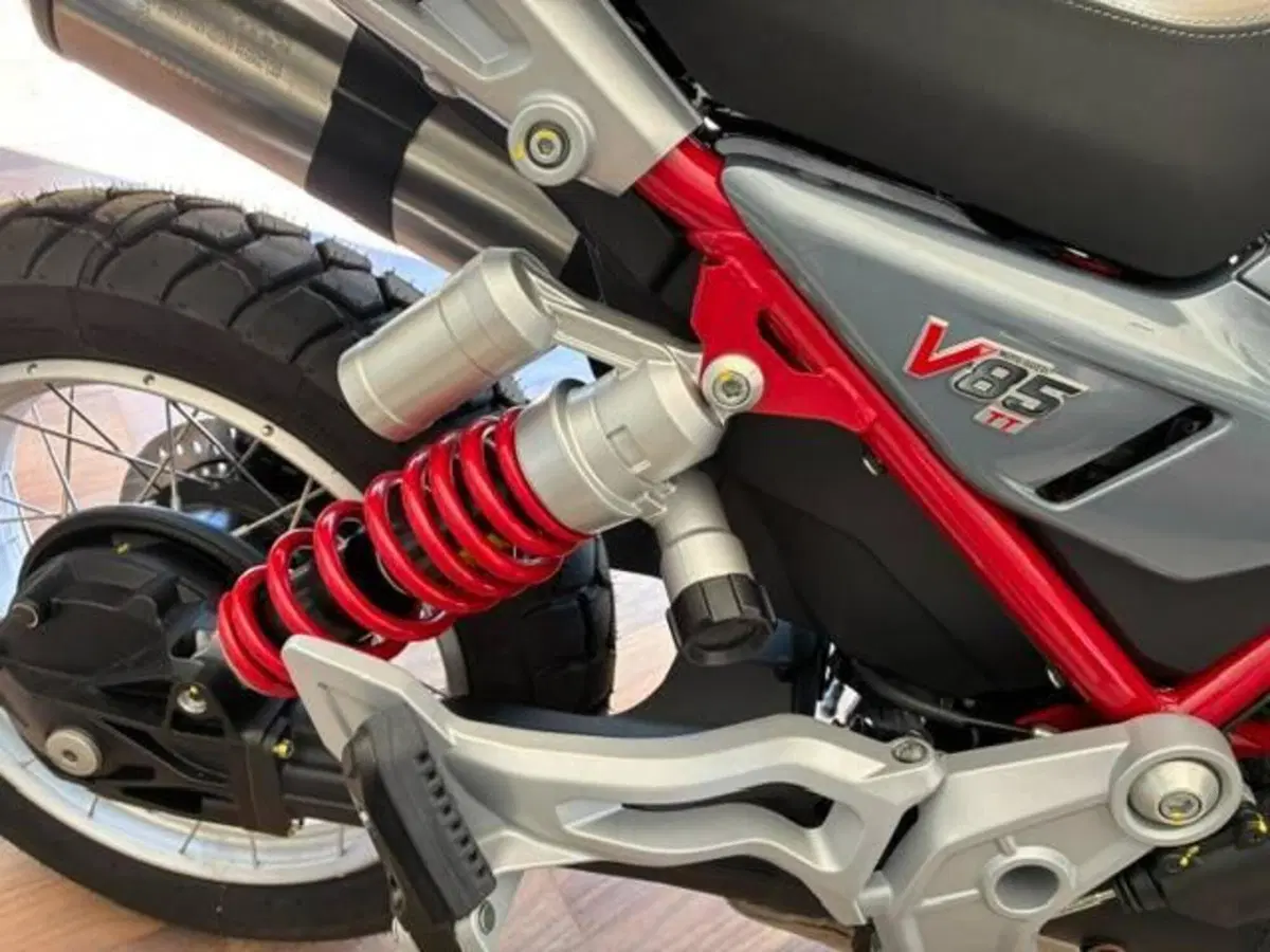 Moto Guzzi V85 TT (2024 - 26) (2)