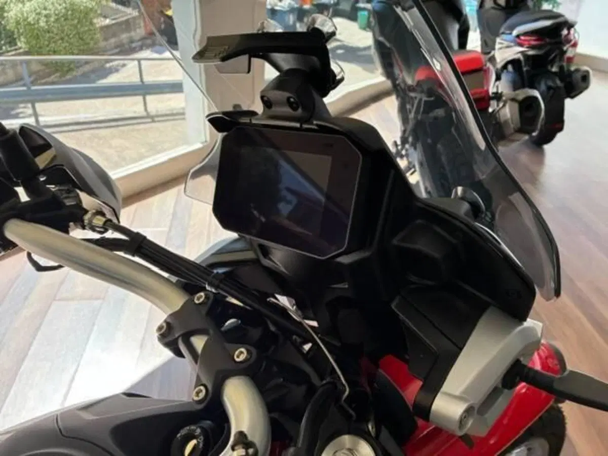 Moto Guzzi V85 TT (2024 - 26) (5)