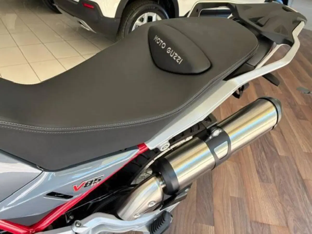 Moto Guzzi V85 TT (2024 - 26) (6)
