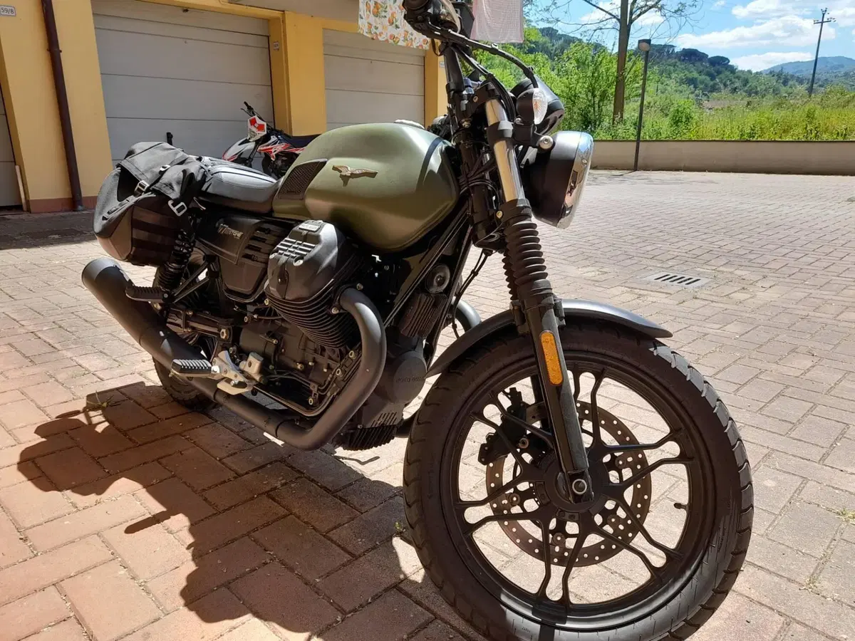 Moto Guzzi V7 III Stone (2017 - 20) (2)