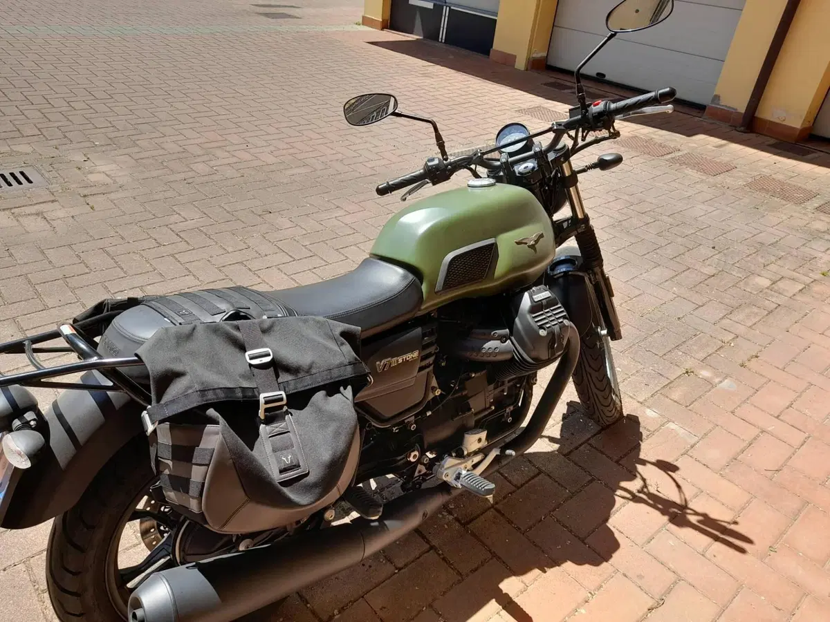 Moto Guzzi V7 III Stone (2017 - 20) (3)
