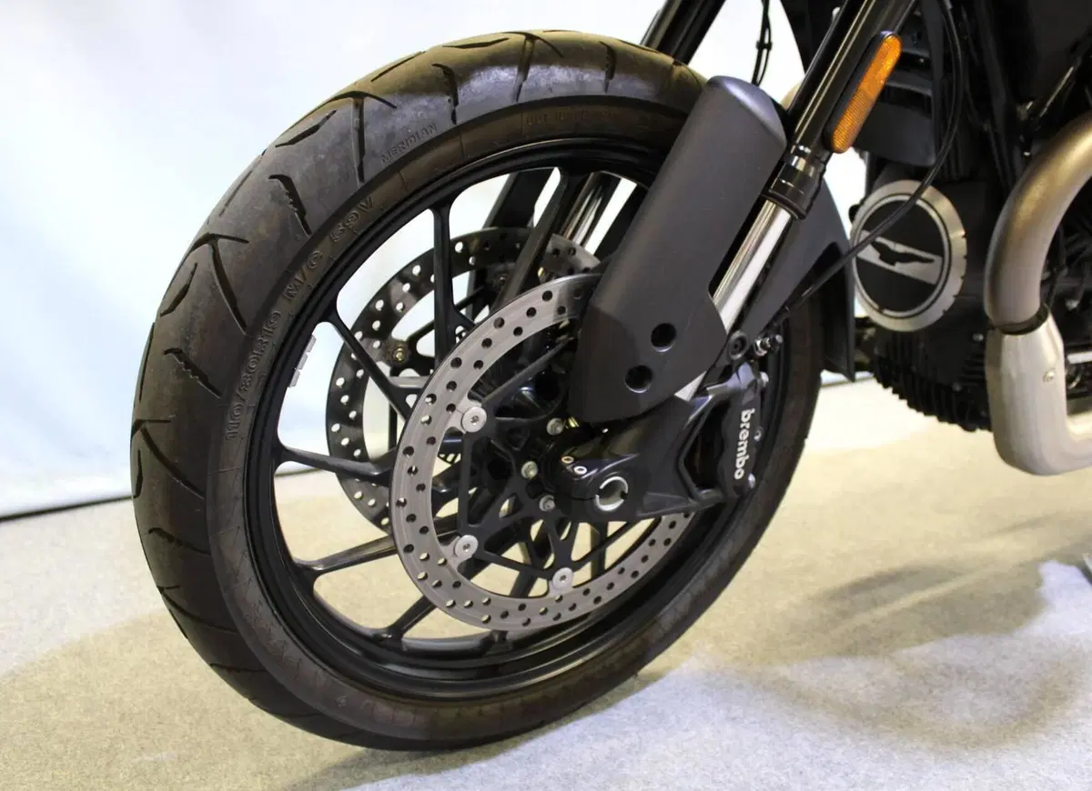Moto Guzzi V85 Strada (2024 - 26) (14)