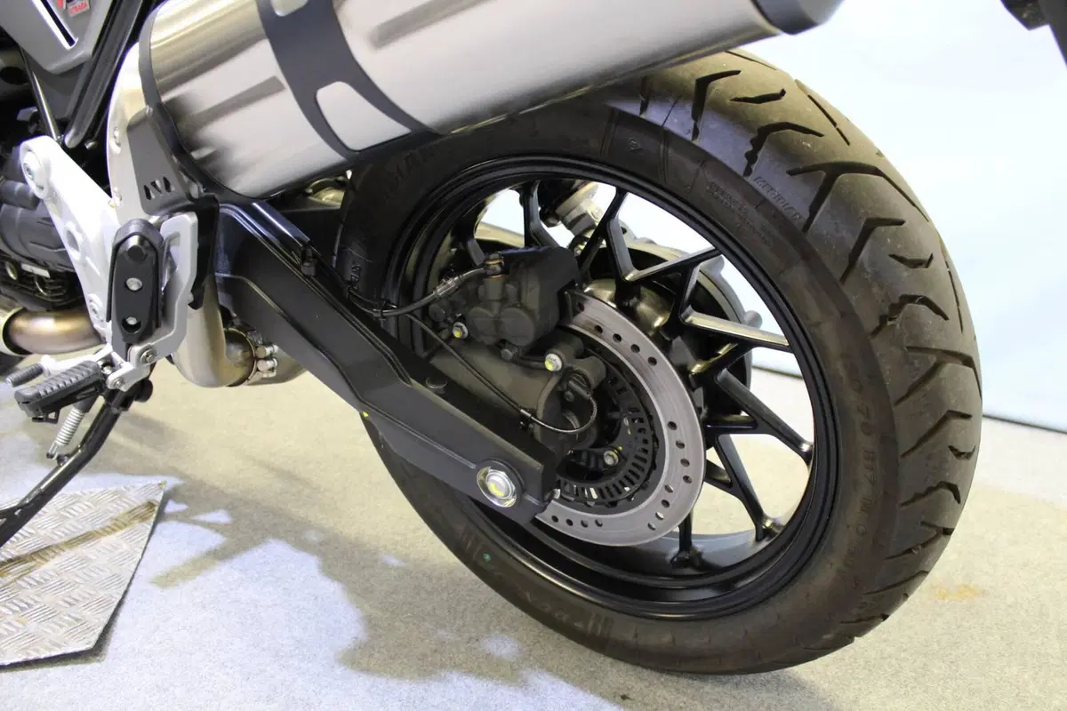 Moto Guzzi V85 Strada (2024 - 26) (15)
