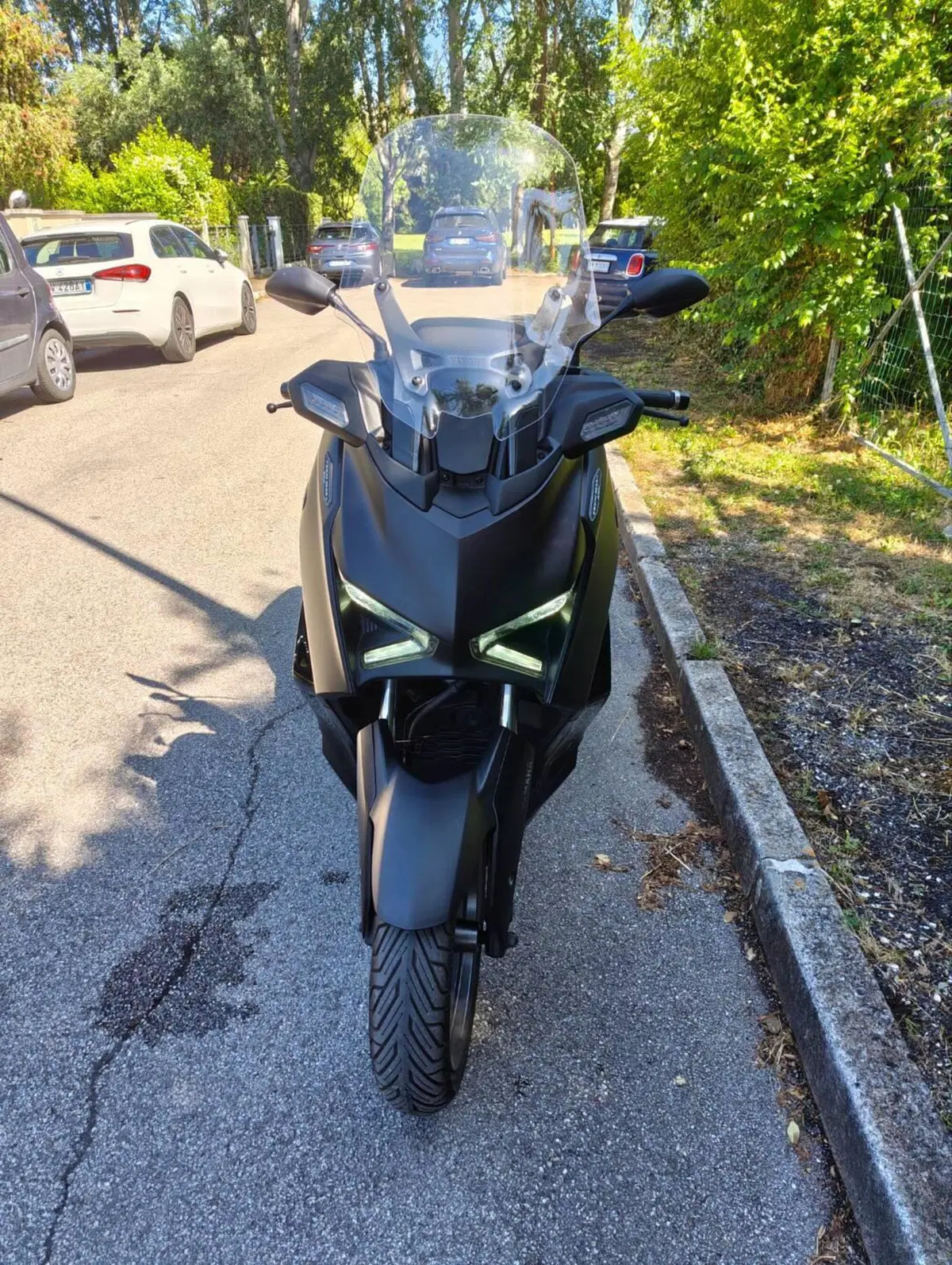 Yamaha X-Max 300 Tech Max+ (2025 - 26) (3)
