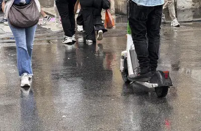 Guida un monopattino truccato: venti multe in nove mesi, scatta il sequestro