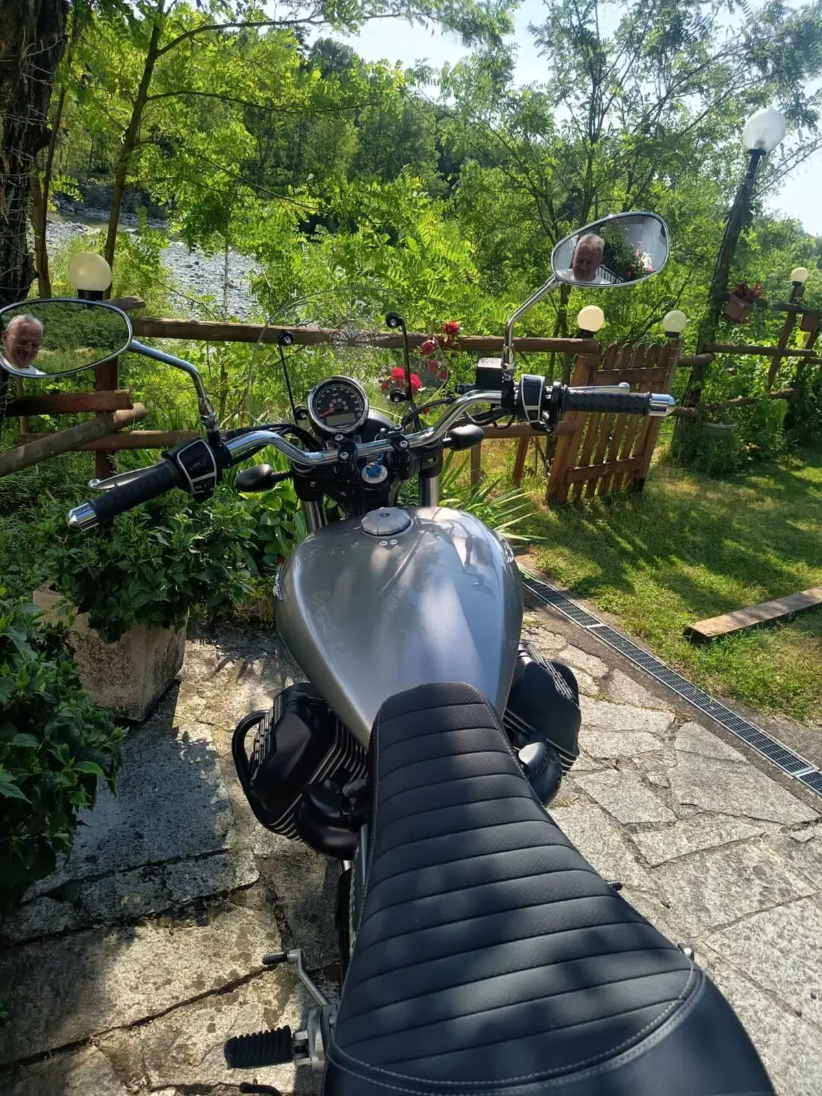 Moto Guzzi V9 Roamer (2021 - 24) (4)