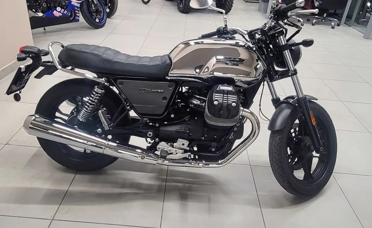 Moto Guzzi V7 III Limited (2018) (2)
