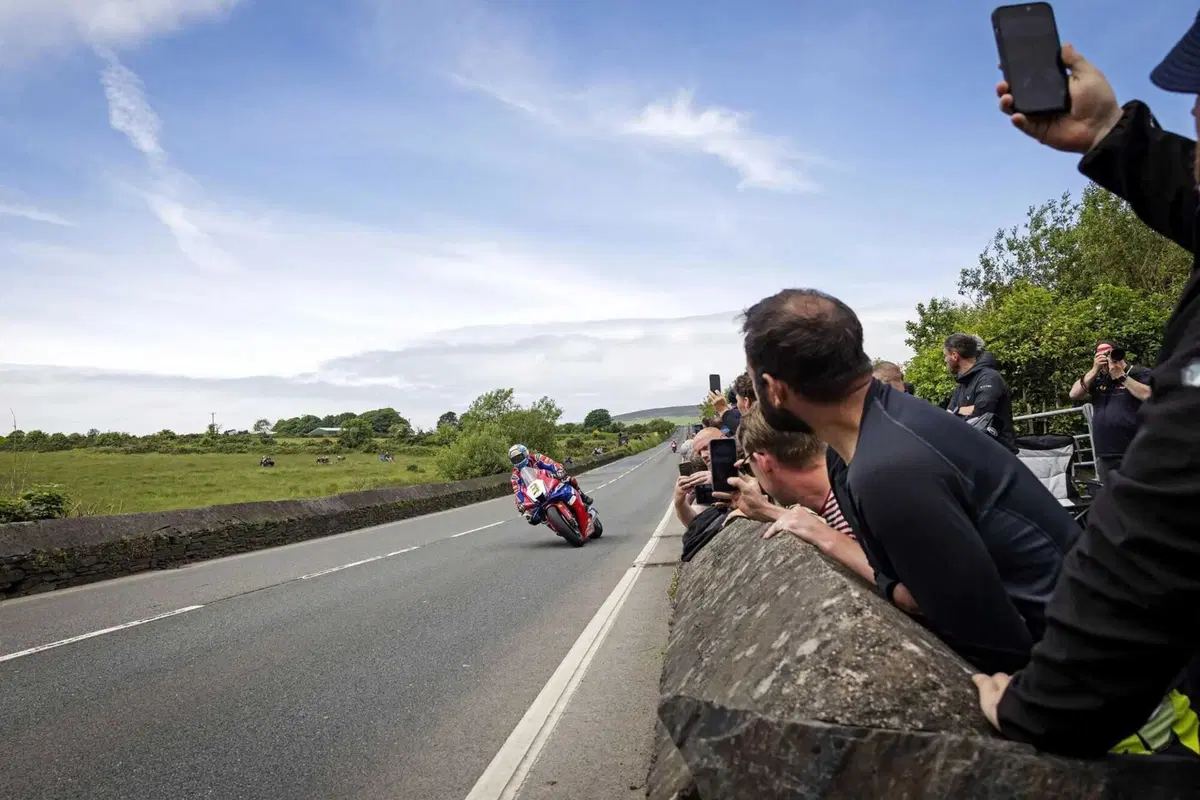 Il Tourist Trophy si connette al futuro: SENA è il nuovo partner ufficiale per le comunicazioni (2)