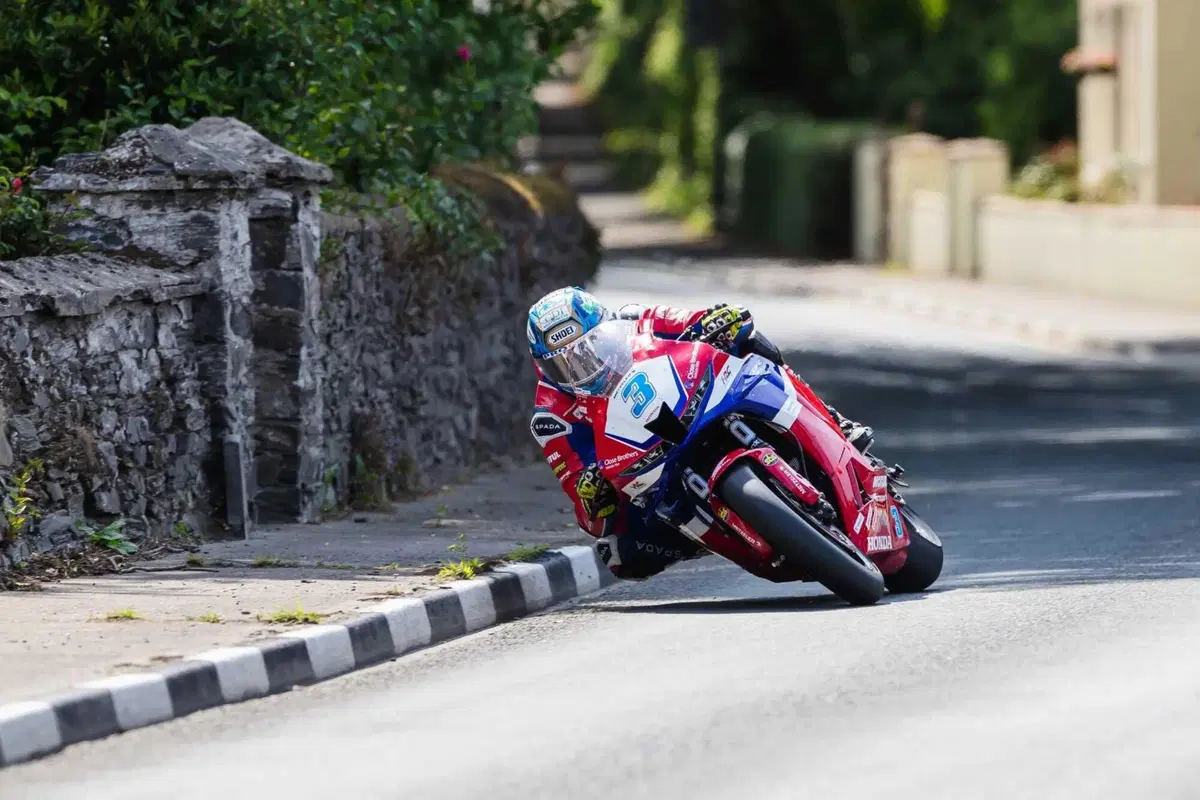 Il Tourist Trophy si connette al futuro: SENA è il nuovo partner ufficiale per le comunicazioni (3)