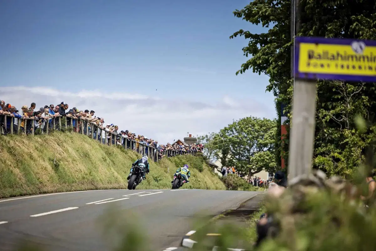 Il Tourist Trophy si connette al futuro: SENA è il nuovo partner ufficiale per le comunicazioni (4)