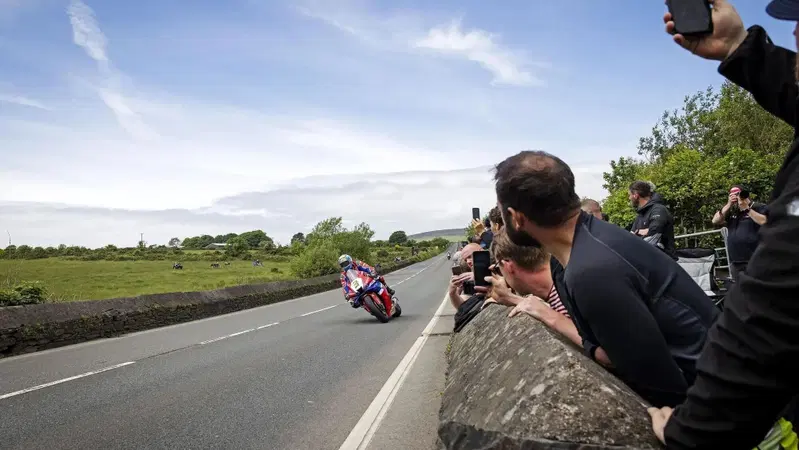 Il Tourist Trophy si connette al futuro: SENA &egrave; il nuovo partner ufficiale per le comunicazioni