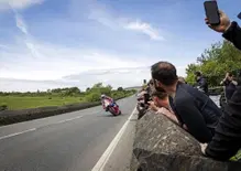 Il Tourist Trophy si connette al futuro: SENA è il nuovo partner ufficiale per le comunicazioni