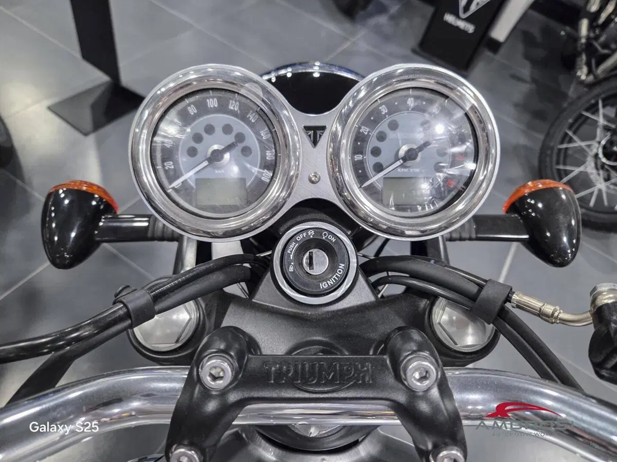 Triumph Bonneville T100 Icon Edition (2025 - 26) (9)