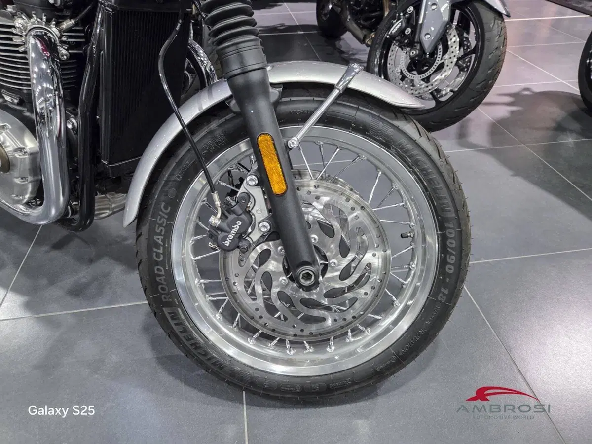 Triumph Bonneville T120 Icon Edition (2025 - 26) (11)