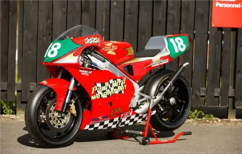 La moto dell'esordio, trent'anni fa, di John McGuinness al TT