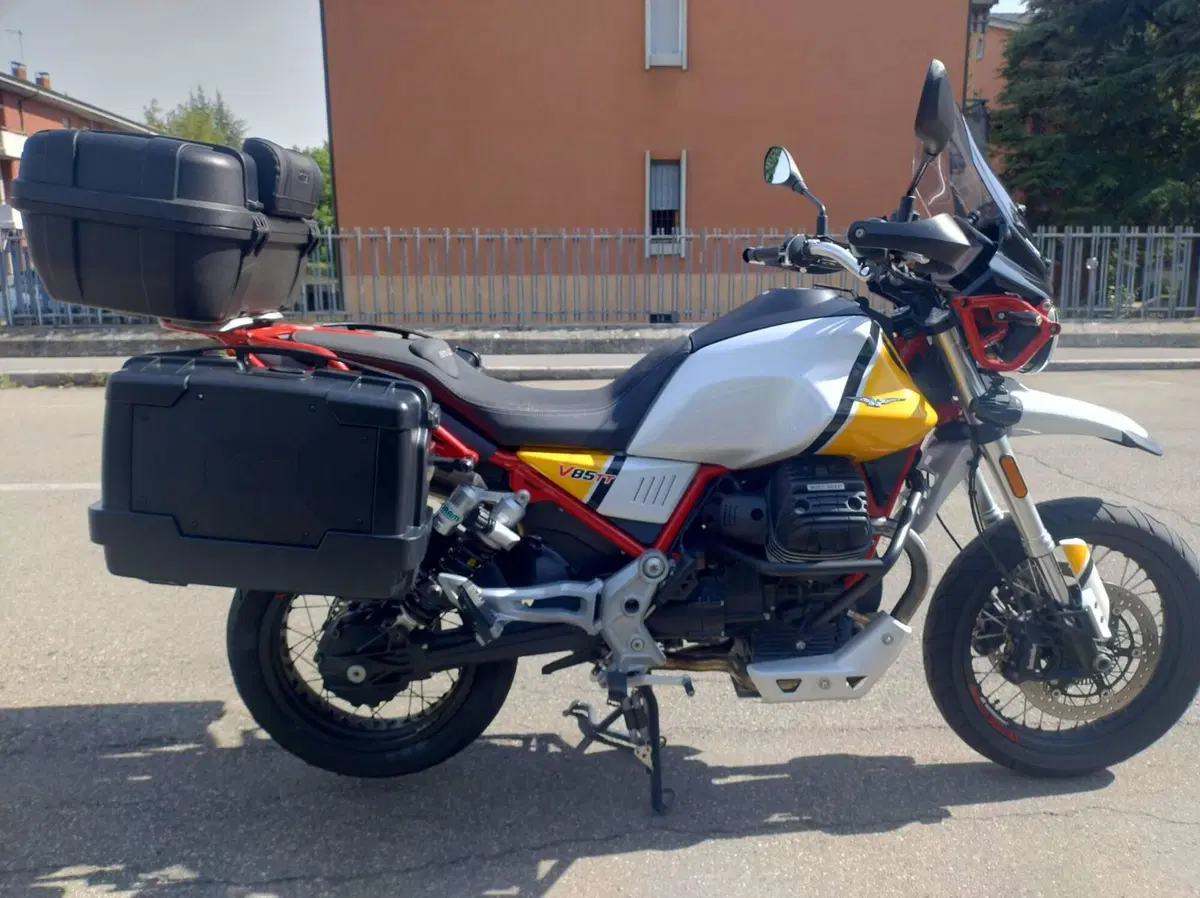 Moto Guzzi V85 TT Evocative Graphics (2019 - 20) (2)