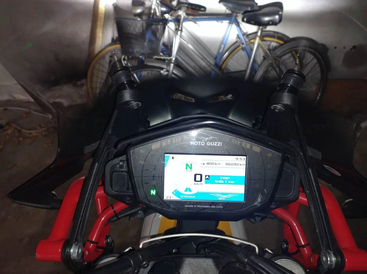 Moto Guzzi V85 TT Evocative Graphics (2019 - 20) (6)