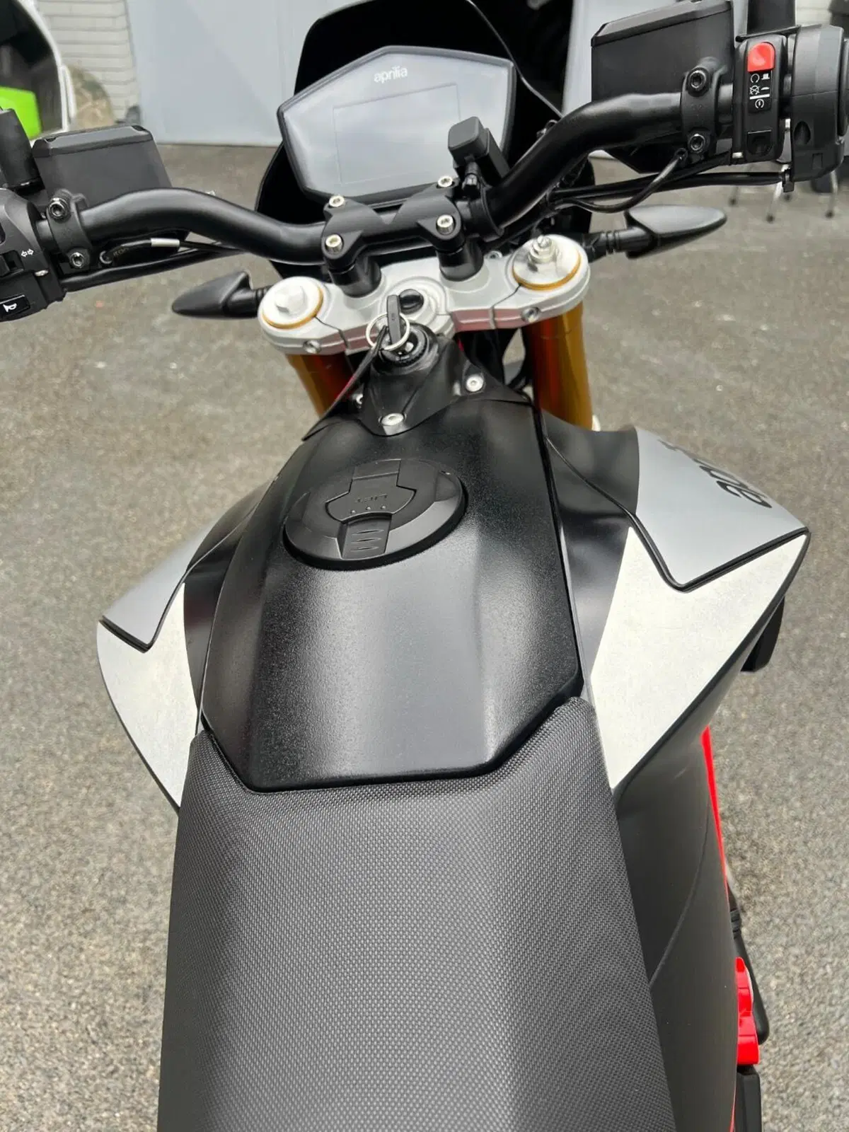 Aprilia Dorsoduro 900 (2017 - 20) (7)