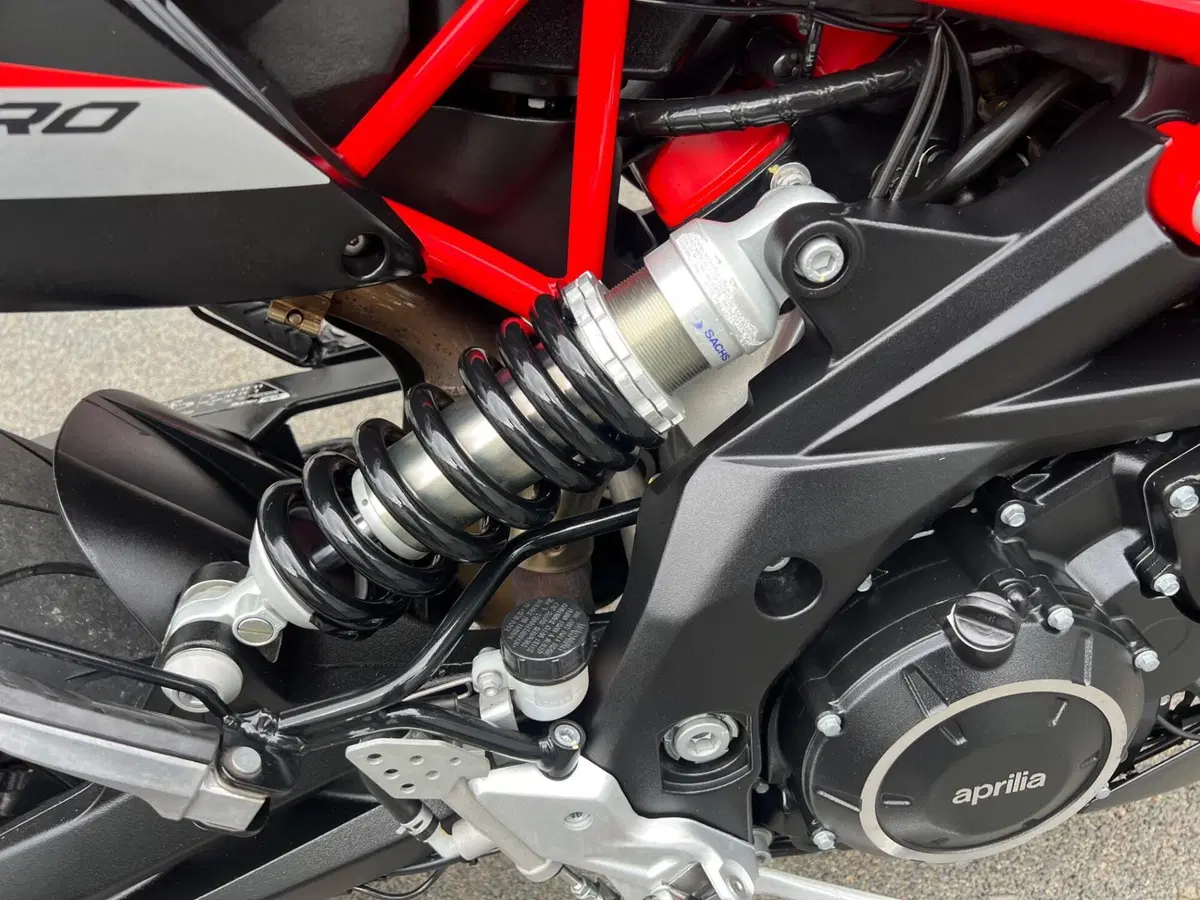 Aprilia Dorsoduro 900 (2017 - 20) (14)