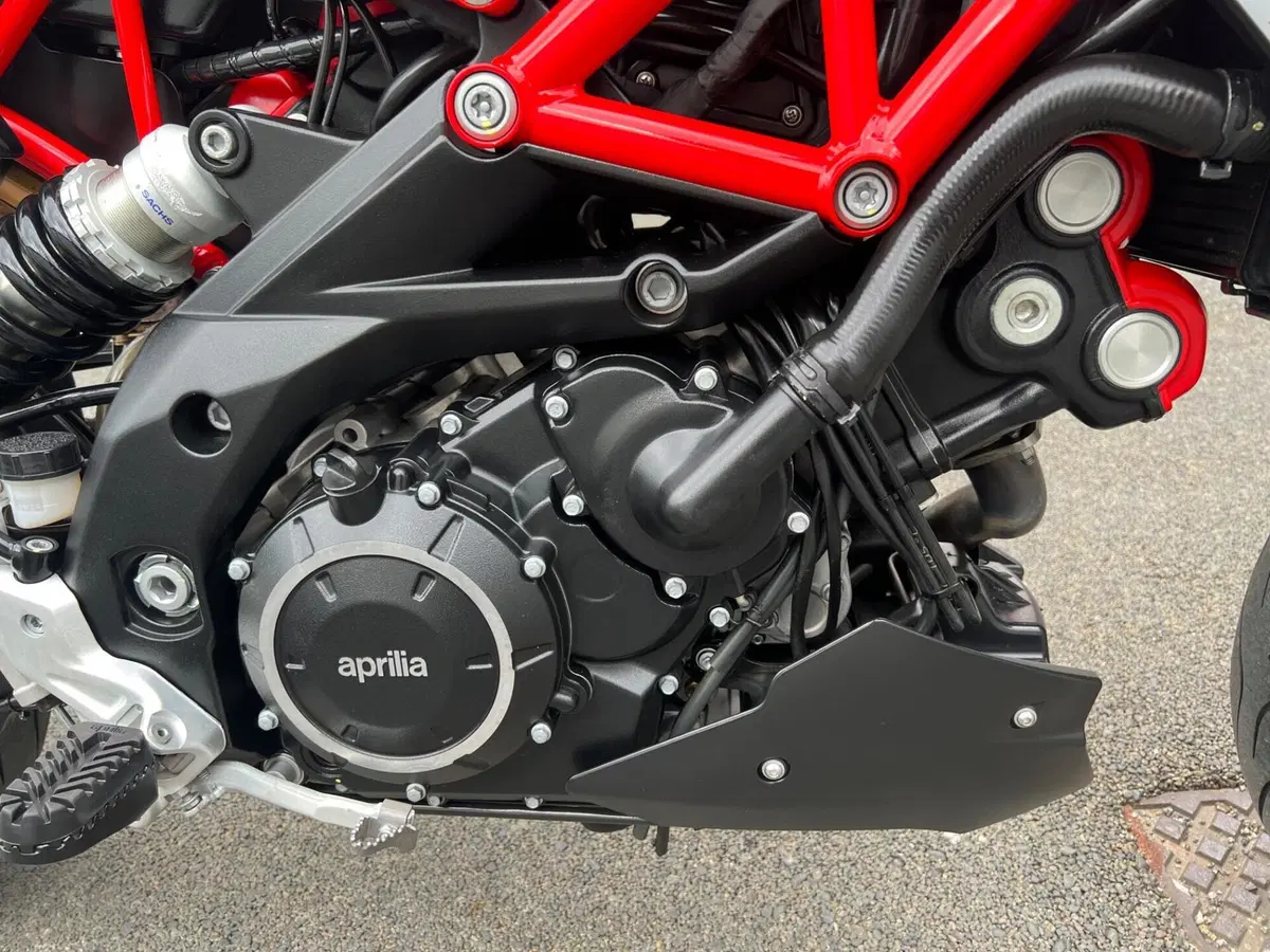 Aprilia Dorsoduro 900 (2017 - 20) (15)