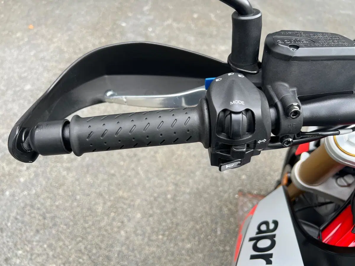 Aprilia Dorsoduro 900 (2017 - 20) (10)