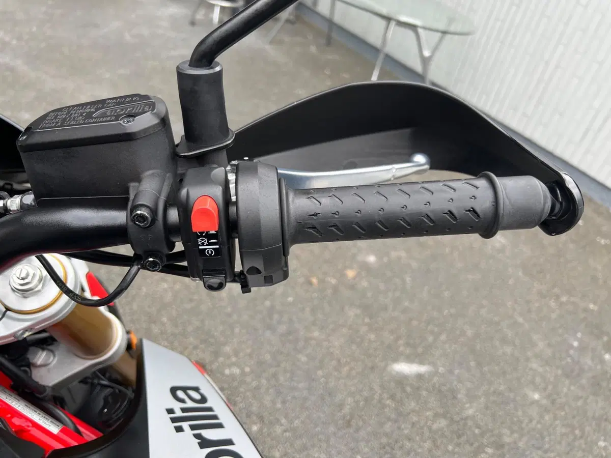 Aprilia Dorsoduro 900 (2017 - 20) (11)