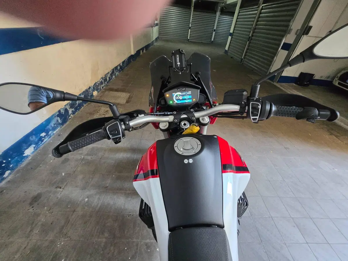 Moto Guzzi V85 TT (2021 - 23) (5)