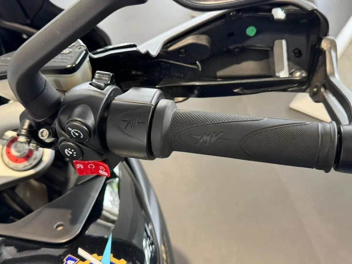 MV Agusta Turismo Veloce 800 Lusso SCS (2021 - 26) (13)