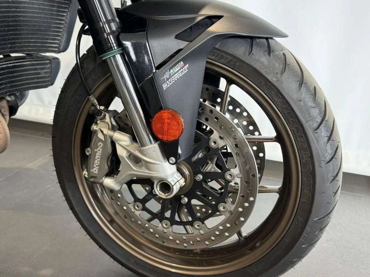 MV Agusta Turismo Veloce 800 Lusso SCS (2021 - 26) (4)