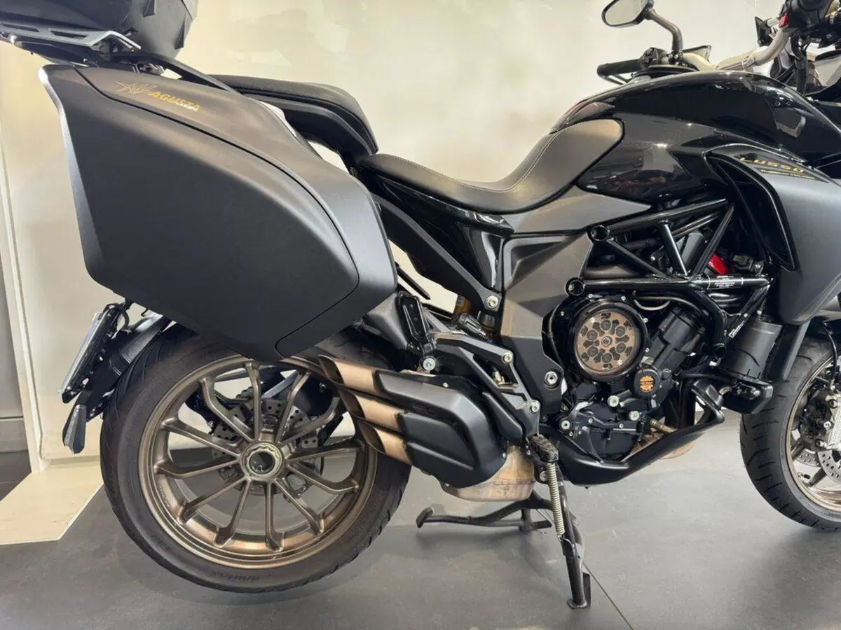 MV Agusta Turismo Veloce 800 Lusso SCS (2021 - 26) (2)
