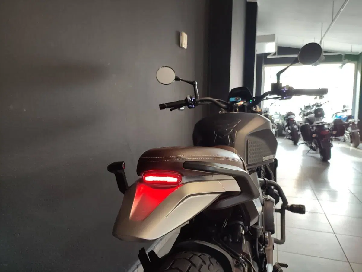 Moto Morini SEIEMMEZZO SCR (2022 - 26) (6)
