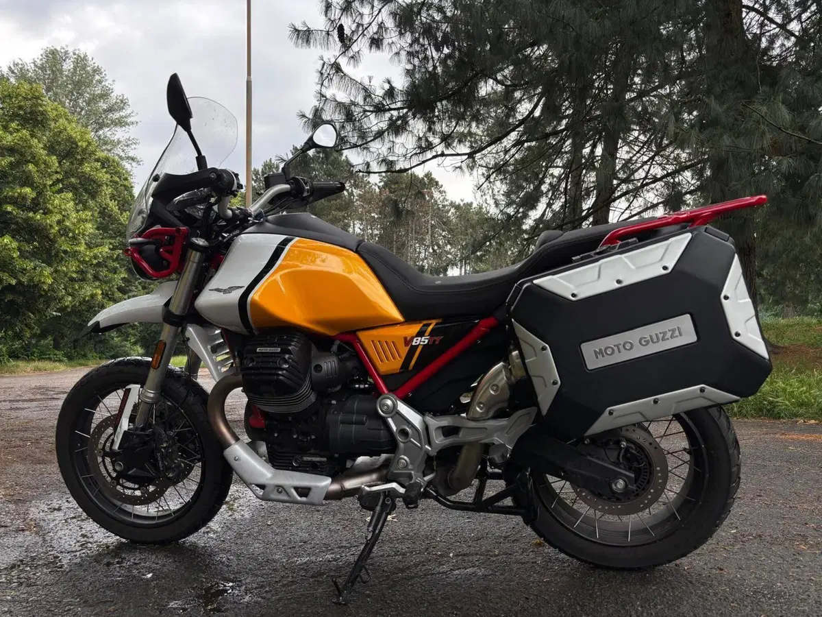 Moto Guzzi V85 TT Evocative Graphics (2021 - 23) (2)
