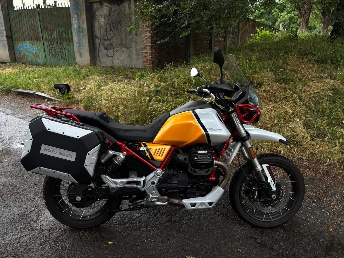 Moto Guzzi V85 TT Evocative Graphics (2021 - 23) (5)