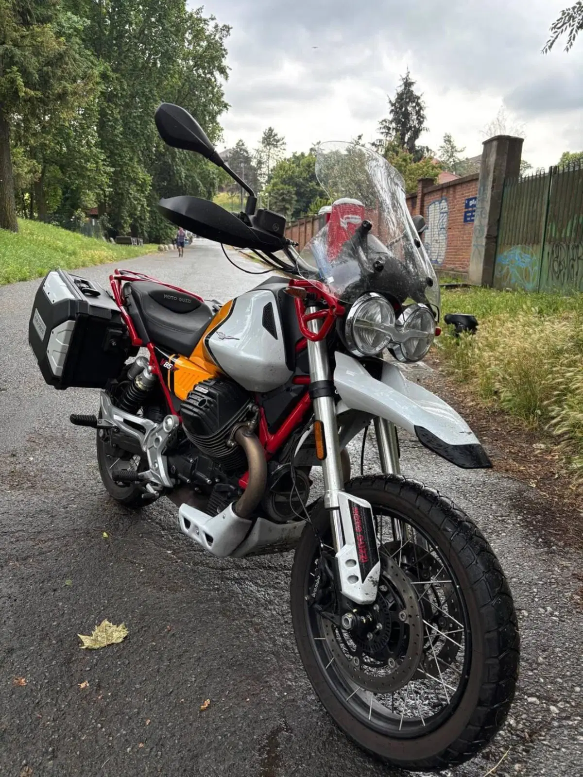 Moto Guzzi V85 TT Evocative Graphics (2021 - 23) (6)