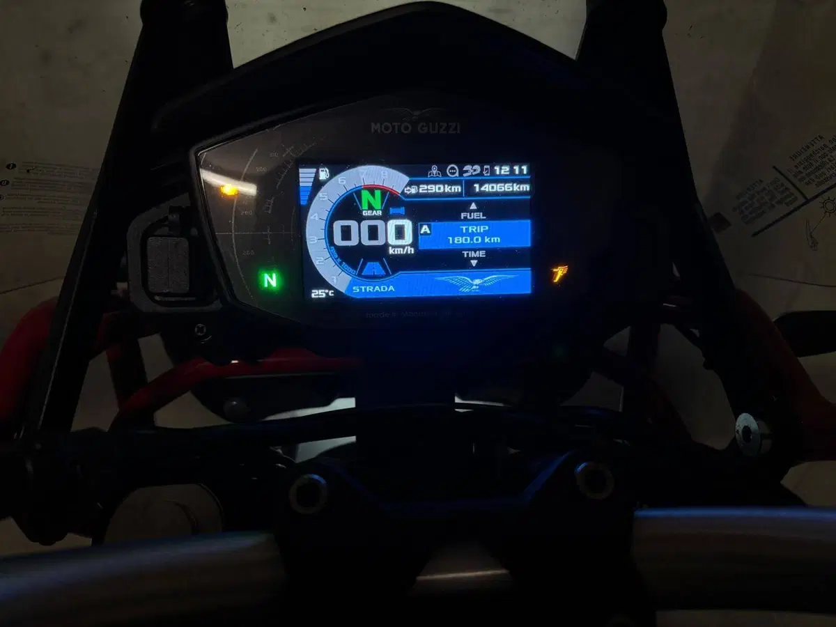 Moto Guzzi V85 TT Evocative Graphics (2021 - 23) (7)