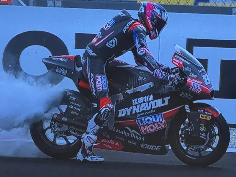 La fumata dalla moto di Senna Agius