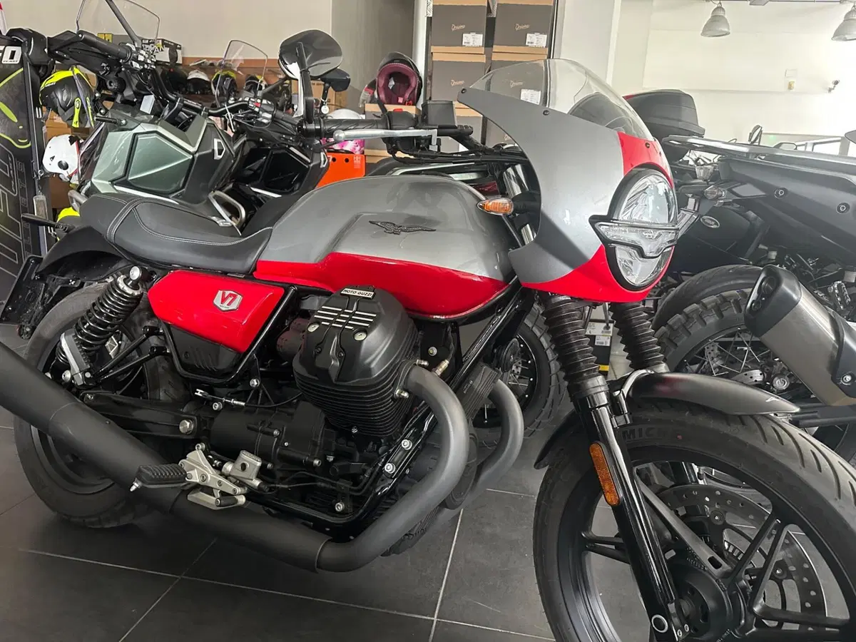 Moto Guzzi V7 Stone Corsa (2023 - 25) (2)