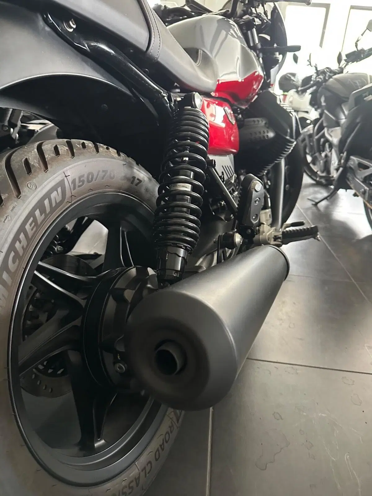 Moto Guzzi V7 Stone Corsa (2023 - 25) (3)