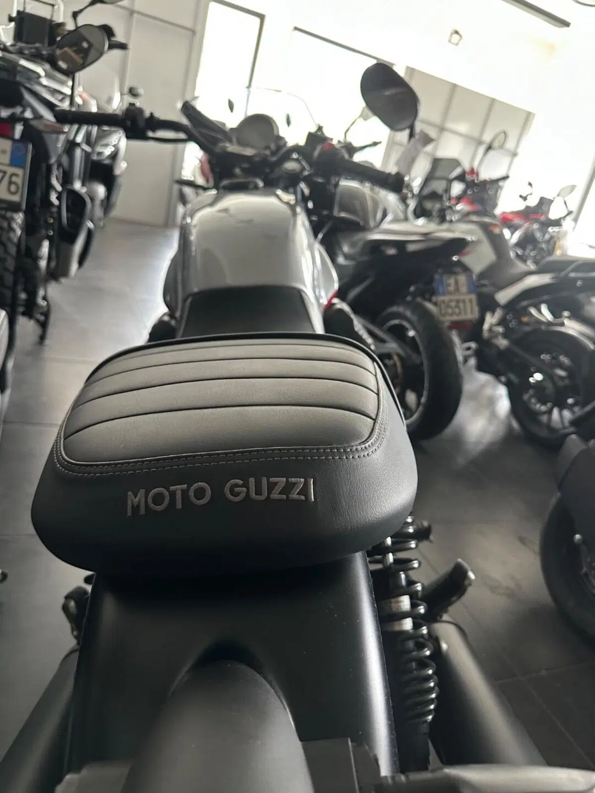 Moto Guzzi V7 Stone Corsa (2023 - 25) (4)