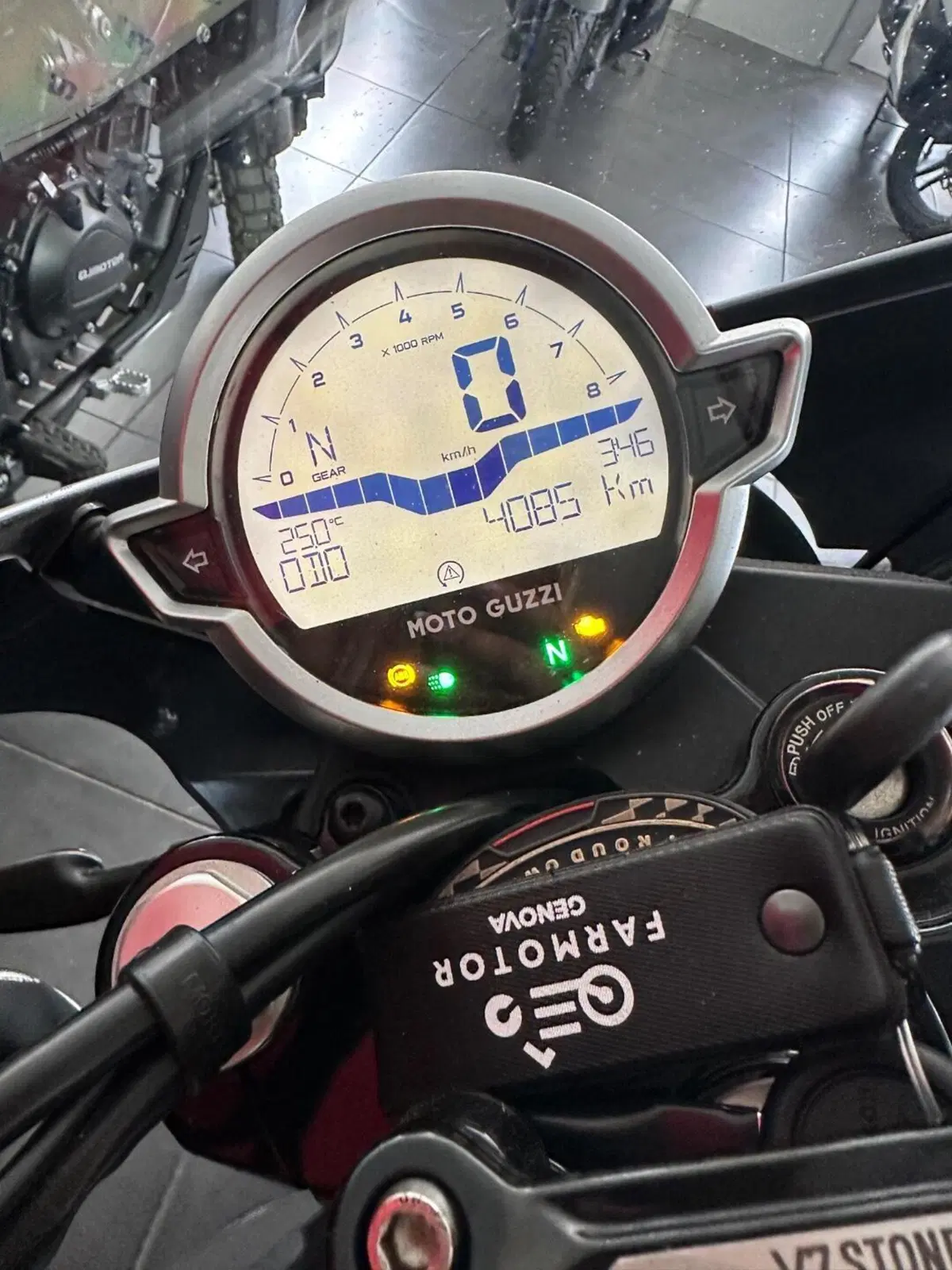 Moto Guzzi V7 Stone Corsa (2023 - 25) (10)
