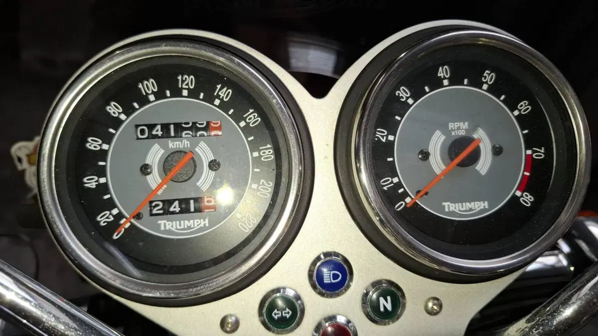 Triumph Bonneville T100 (2008 - 16) (2)