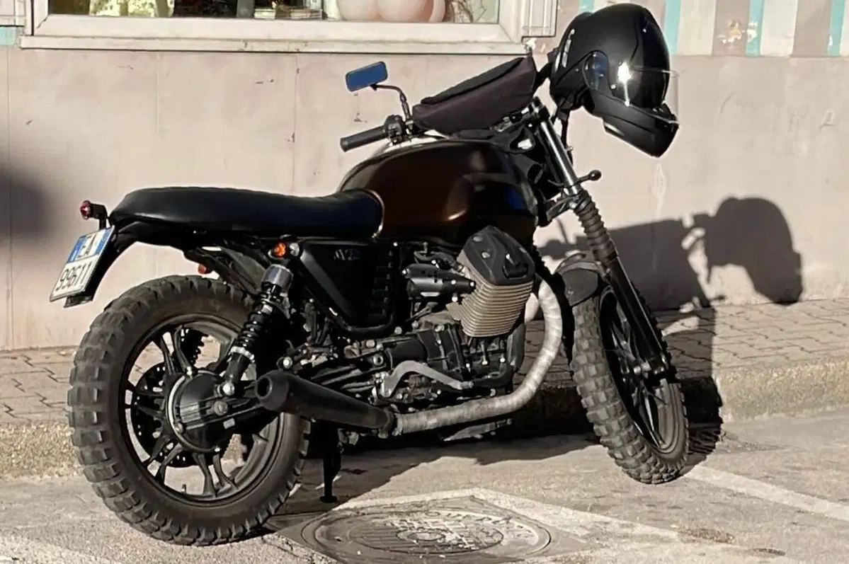 Moto Guzzi V7 II Stone (2015 - 17) (2)