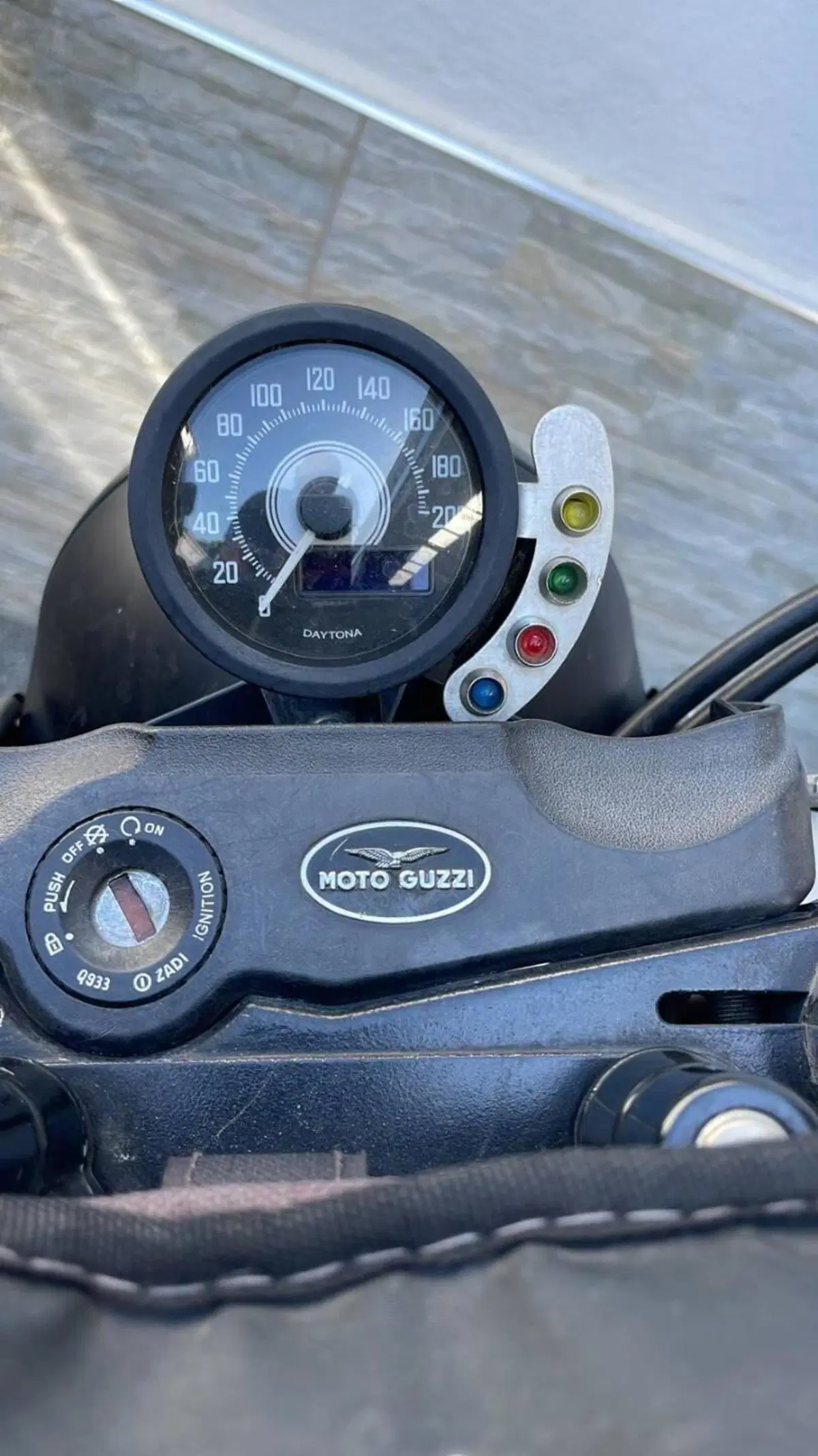 Moto Guzzi V7 II Stone (2015 - 17) (6)