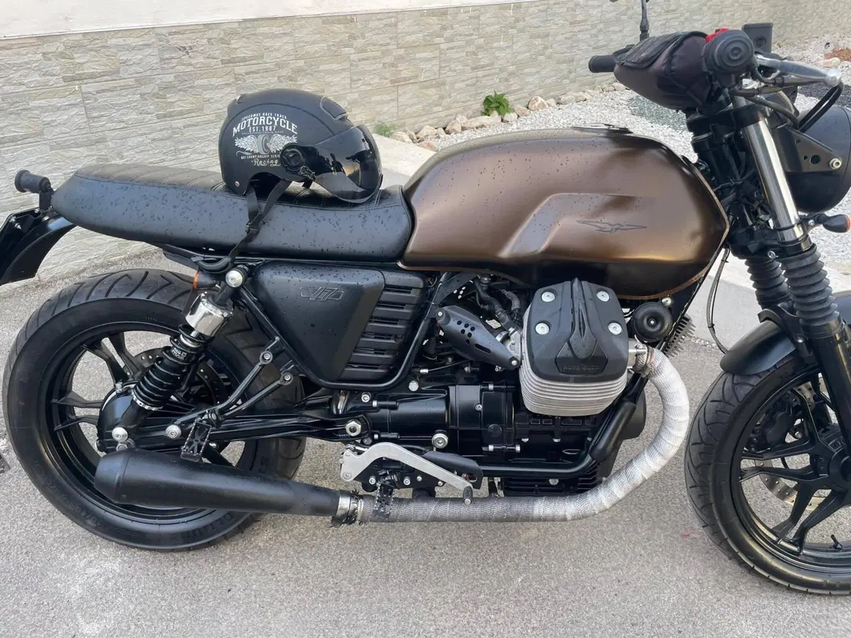 Moto Guzzi V7 II Stone (2015 - 17) (11)