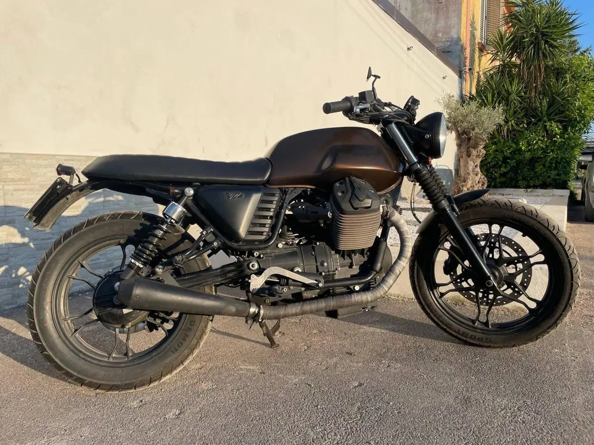Moto Guzzi V7 II Stone (2015 - 17) (13)